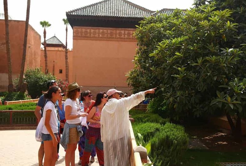 Billet Marrakech : visite guidée du palais Bahia, des tombeaux saadiens et de la médina