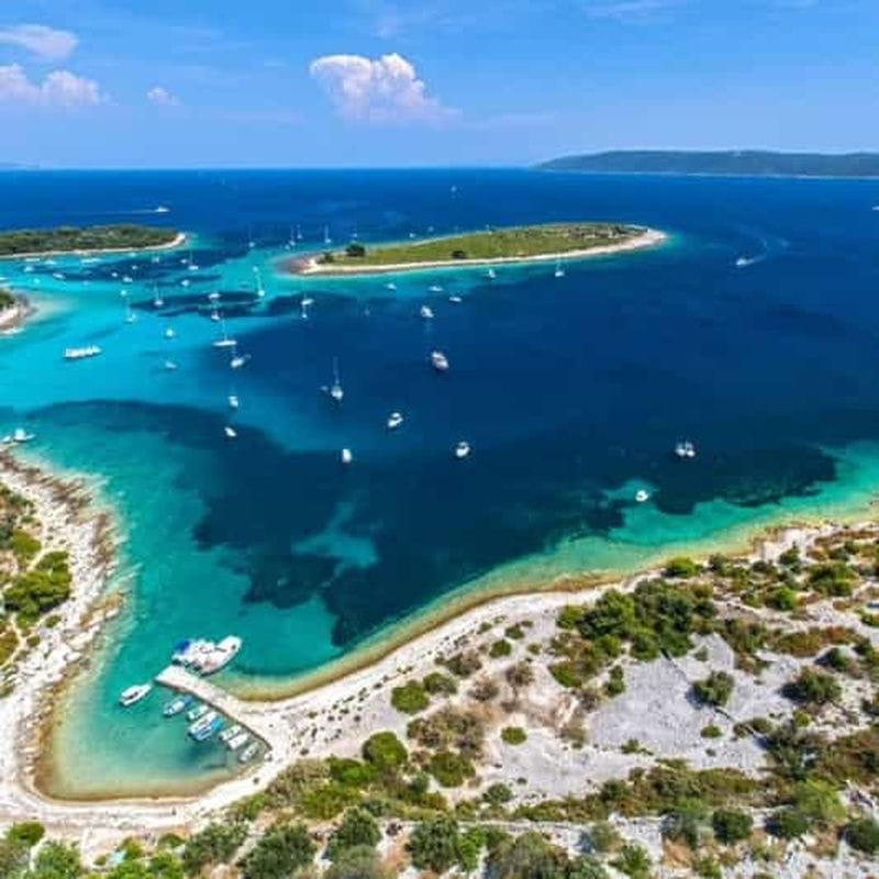 Billet Depuis Omiš : visite de 3 îles : Lagon bleu, Šolta, Brač avec déjeuner