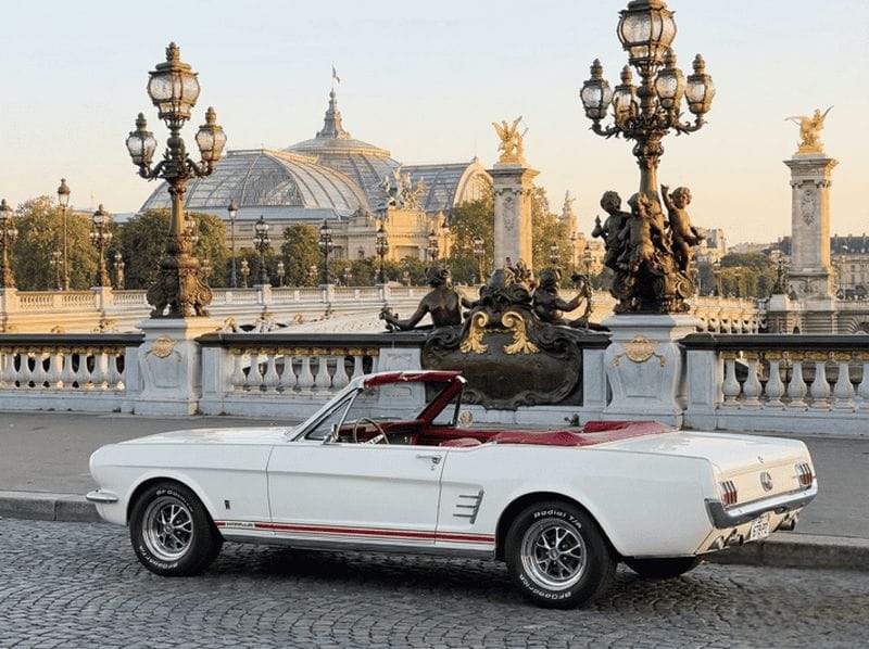 Billet Paris : visite en Mustang rétro avec guide de la région et prise en charge à l'hôtel