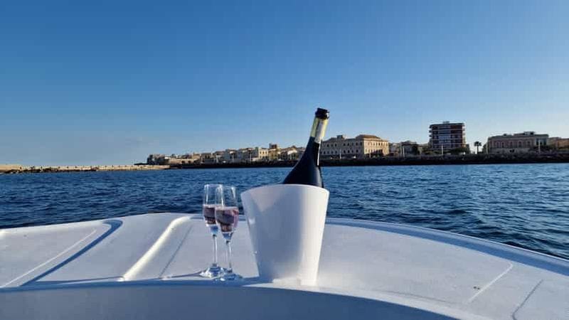 Billet Siracusa : Tour en bateau d'Ortigia et des grottes marines avec apéritif au coucher du soleil