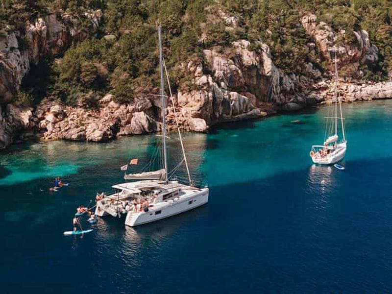 Billet Alghero : excursion d'une journée en catamaran à voile avec déjeuner