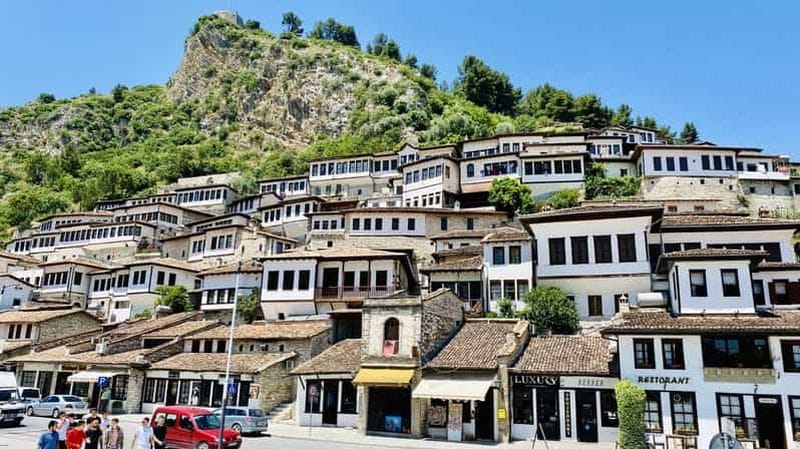 Billet Depuis Durres/Golem : visite d'une journée – Berat (UNESCO) et lac de Belshi