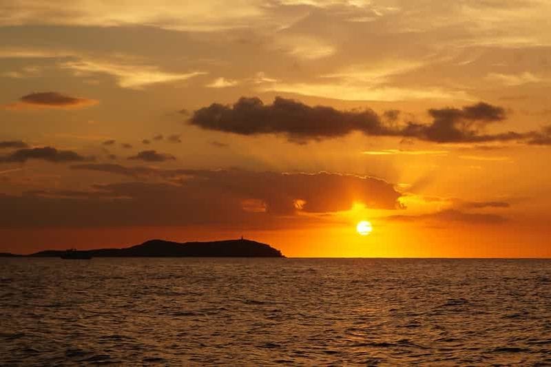 Billet Ibiza : Excursion en bateau au coucher du soleil avec plongée en apnée, kayak et boissons
