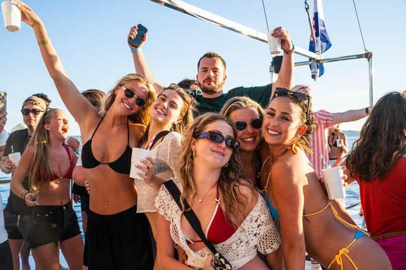Billet Split : fête sur un bateau au Lagon bleu – DJ, baignade, shots et after
