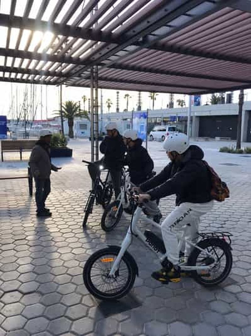 Billet Barcelone : visite en vélo électrique du palais national de Montjuic
