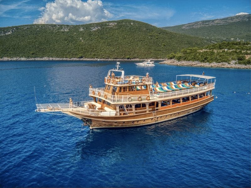 Billet Au départ de Budva : visite guidée d'une jounée et croisière commentée dans la baie de Boka