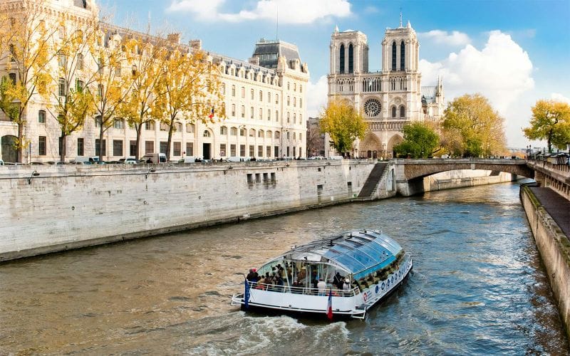 Billet Combo : Croisière touristique sur la Seine + Billets pour Disneyland Paris, le musée du Louvre et la tour Eiffel