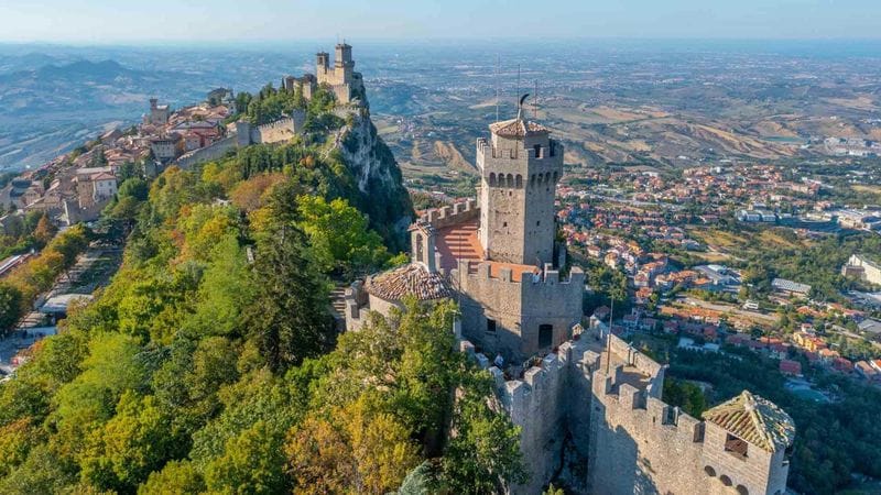 Billet Visite guidée en petit groupe de Saint-Marin avec pass pour 7 musées et tours