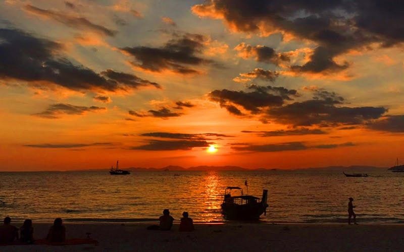 Billet Excursion barbecue à Krabi dans les 4 îles au coucher du soleil avec plancton bioluminescent en bateau longtail