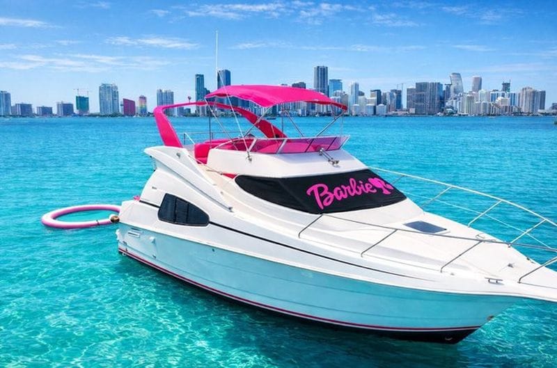 Billet Location de yacht rose Barbie à Miami | 2 jet-skis gratuits | Bateau privé