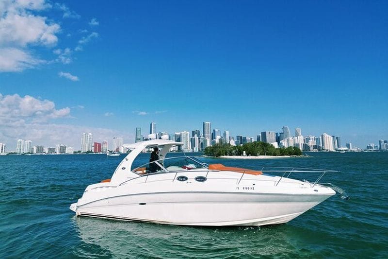 Billet Private Captained Yacht : Skyline Views & Golden Hour Cruise