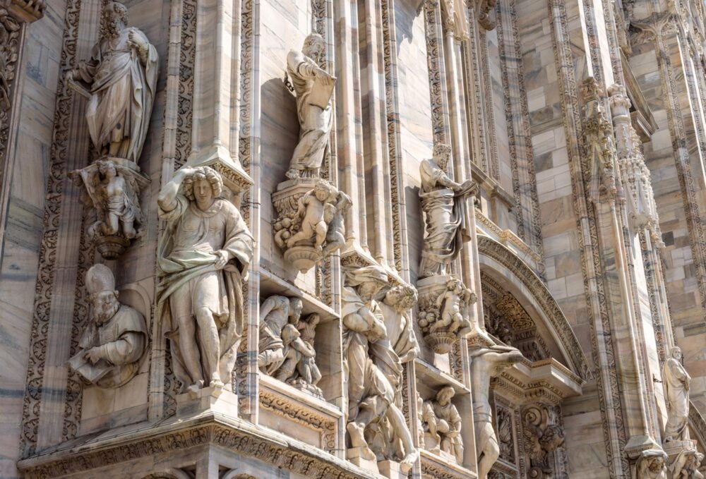 Sculptures sur la façade du Duomo de Milan