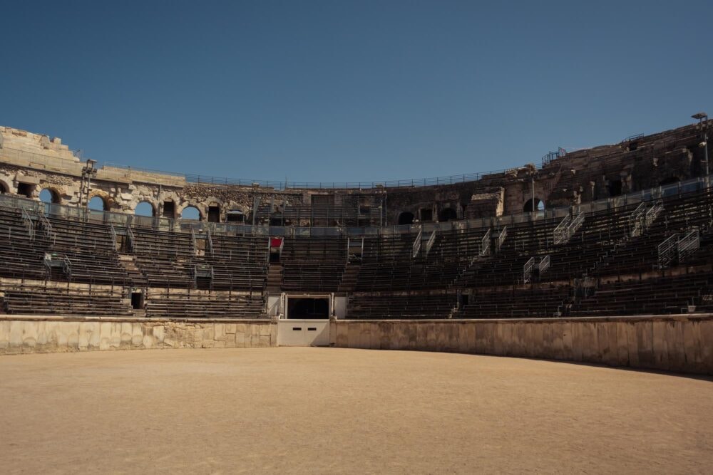 Les gradins des arènes de Nîmes