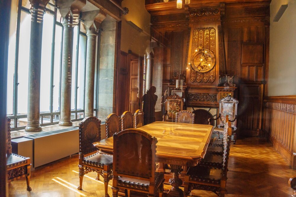 Mobilier d'époque du Palais Guell