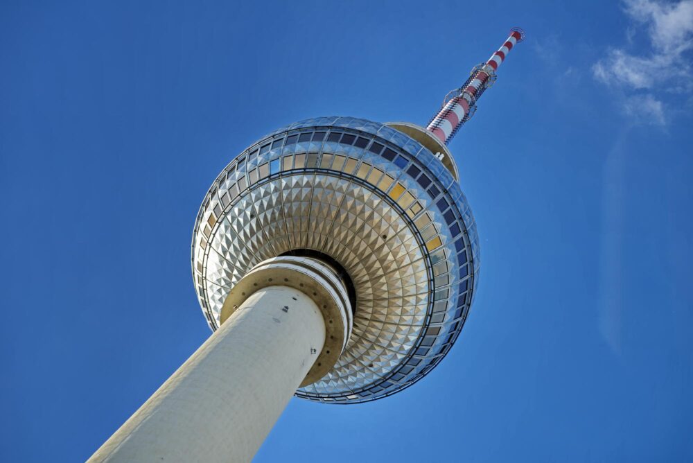 Tour TV de Berlin vue en contre plongée