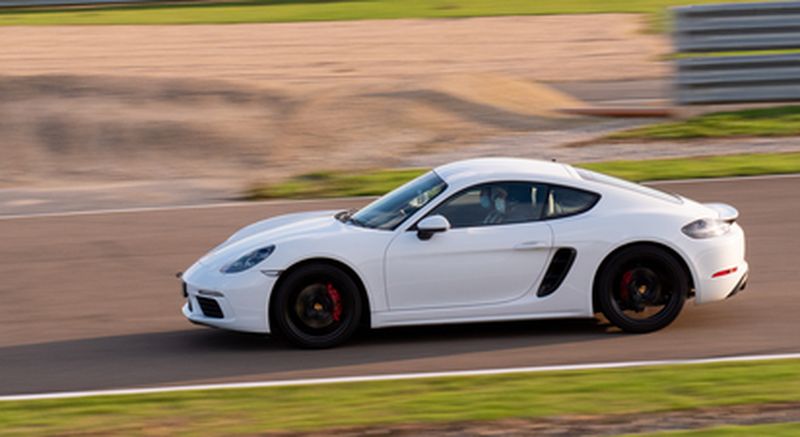 Billet Pilotage de 2 GT : Porsche Cayman S 718 et Audi R8 V10 - circuit de Mirecourt