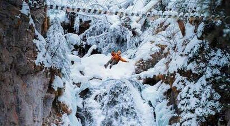 Billet Tyrolienne au dessus des cascades gelées près de la station du Grand Tourmalet