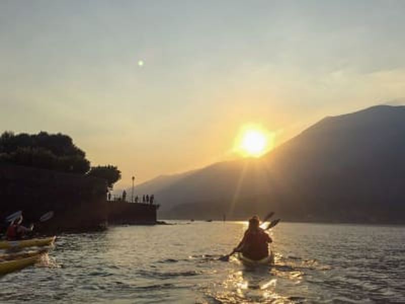 Billet Excursion en kayak au coucher du soleil autour du lac de Côme depuis Bellagio