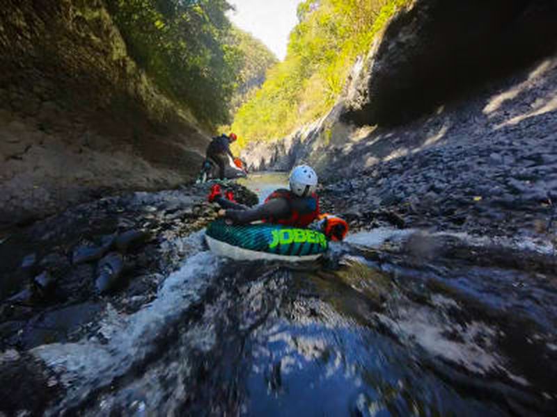Billet Tubing dans la rivière Langevin à Saint-Joseph, La Réunion