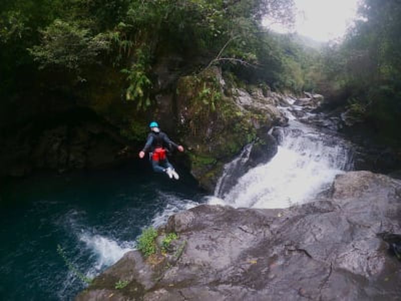 Billet Canyoning intermédiaire à Grand galet dans la rivière Langevin, La Réunion
