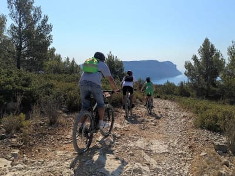 Billet Location de VTT électrique dans le Parc national des Calanques avec guide virtuel