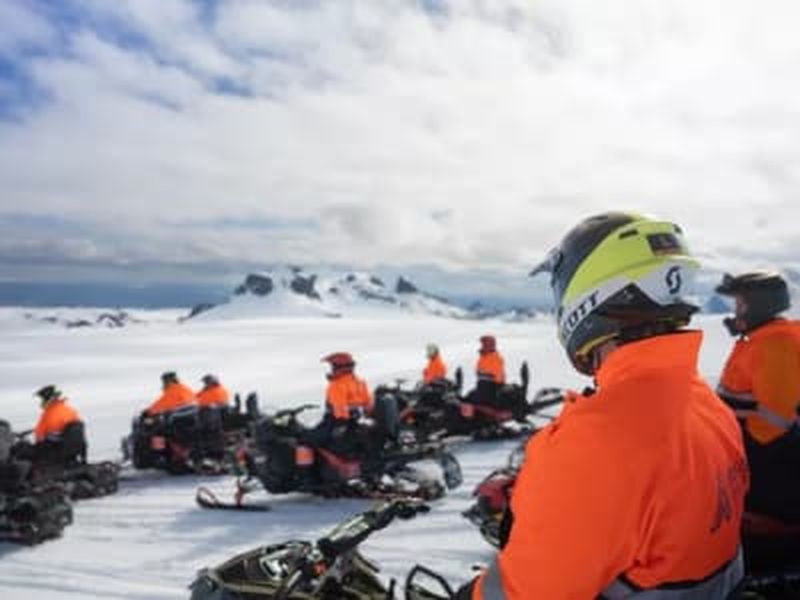 Billet Excursion en motoneige et spéléologie au glacier Langjökull depuis Húsafell