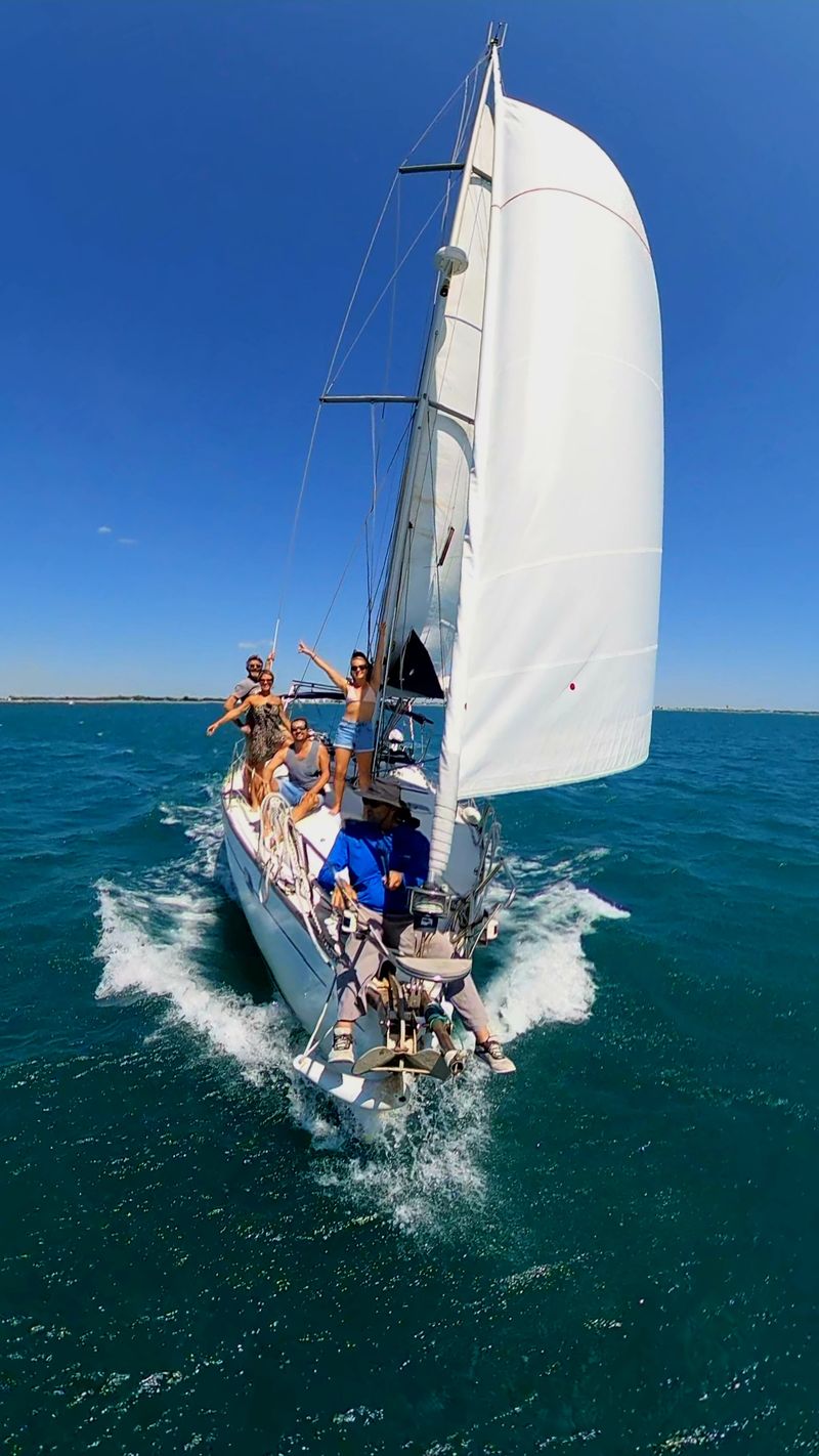 Billet ⛵ Journée Évasion : navigation sur voilier 12m dans la baie, baignade 🐬