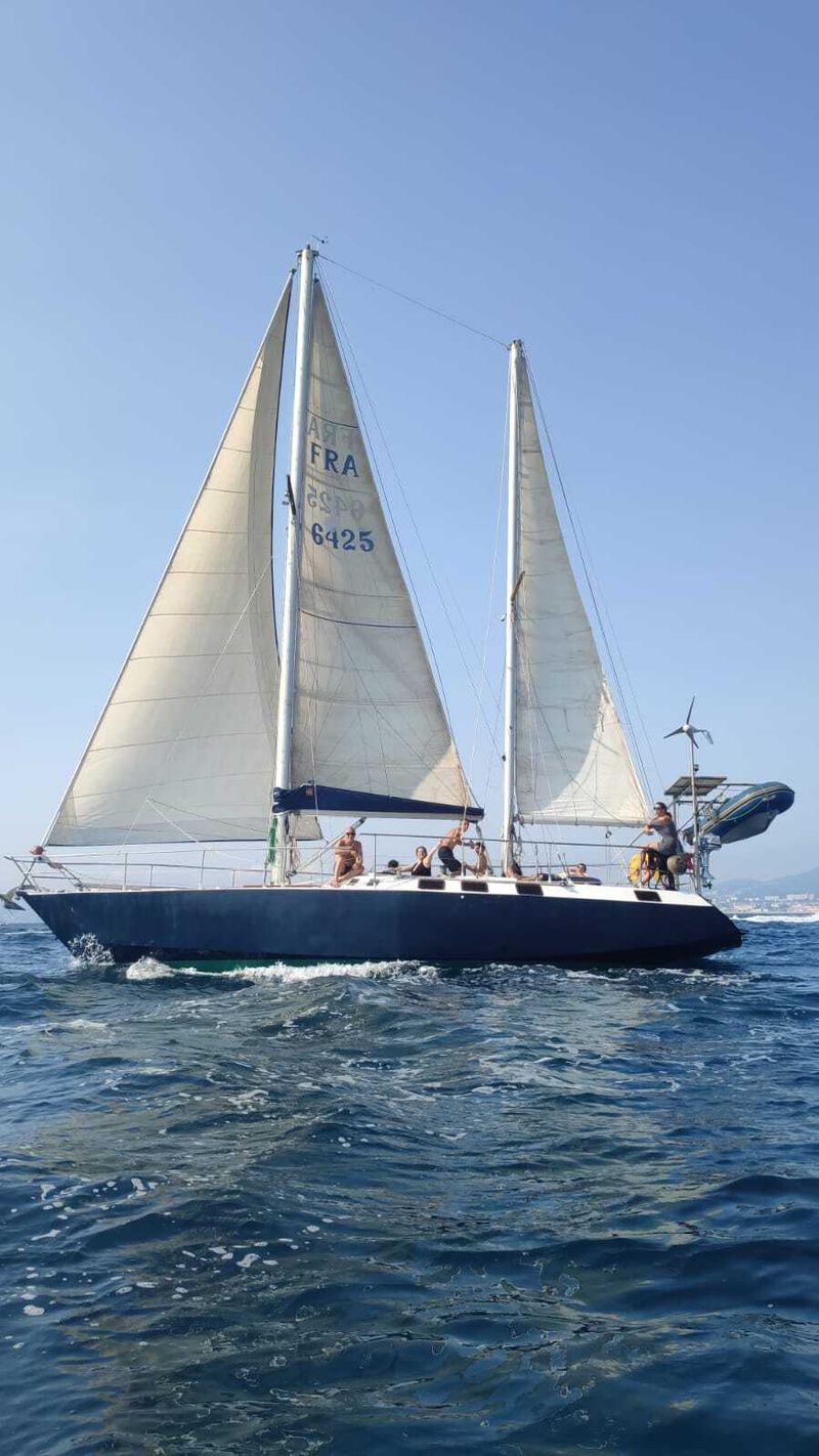 Billet Journée d'initiation à la voile dans les Calanques avec arrêts baignades.
