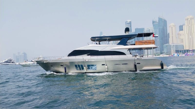 Billet Location d'un yacht italien de luxe de 27 mètres avec jacuzzi, pour une journée  Dans la marina de Dubaï, avec baignade, pêche et système audio de pointe