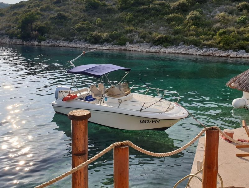 Billet Points forts de Hvar : excursion privée en bateau aux îles Pakleni et aux roches rouges