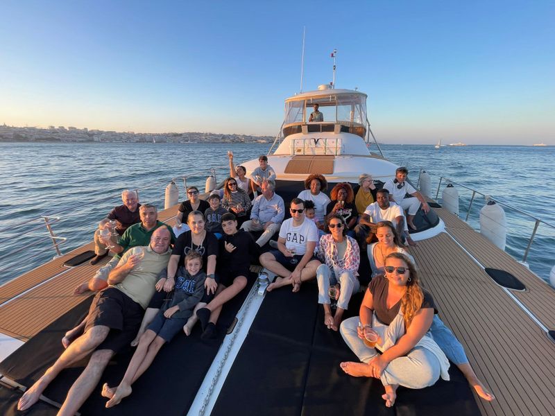 Billet Profitez de 2 heures sur un catamaran à moteur privé à Lisbonne