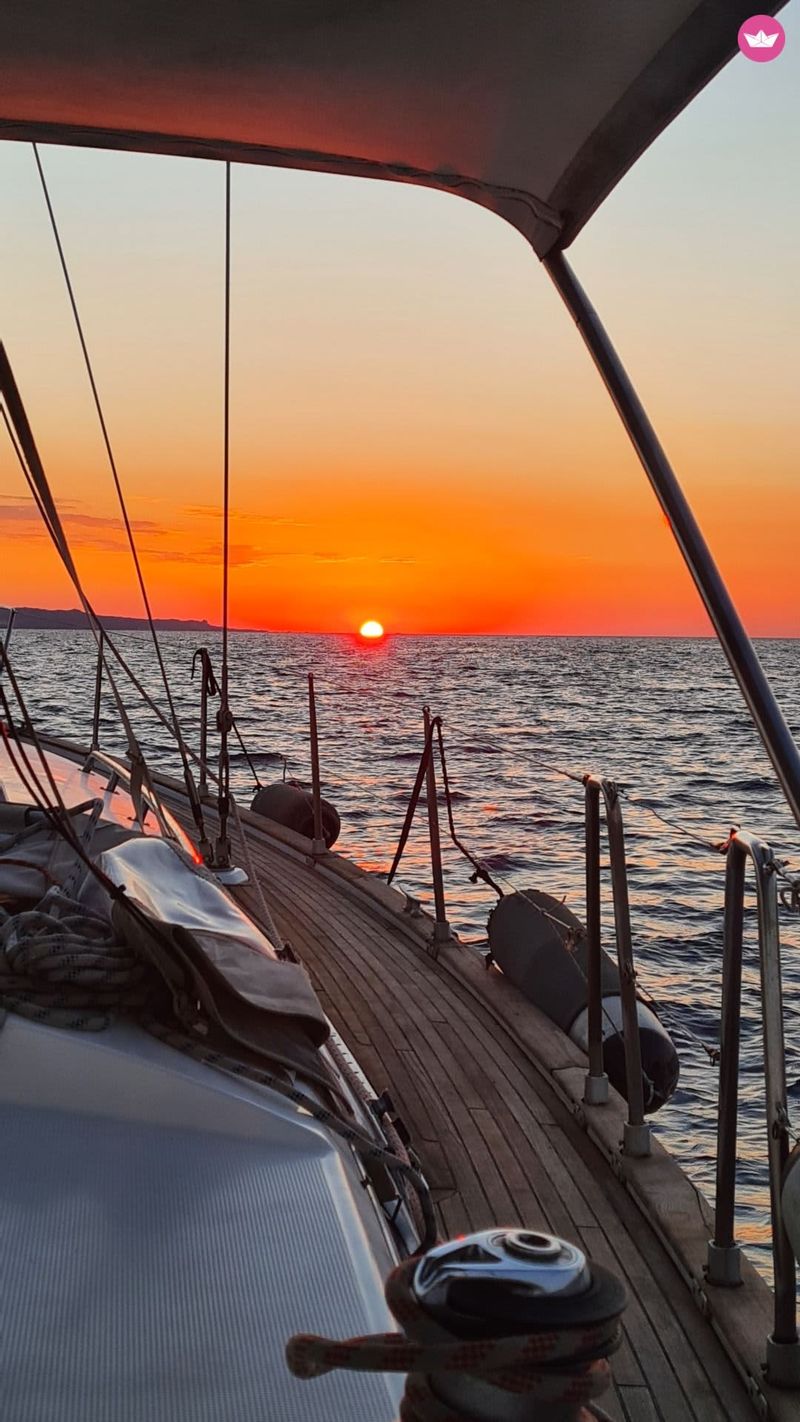Billet Croisière d'une demi-journée dans le golfe de Cagliari : navigation vers l'horizon avec arrêts baignade et dégustation de Prosecco.