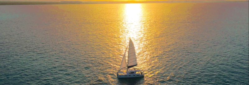 Billet Balade en voilier au coucher du soleil autour de Tulum