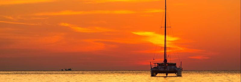 Billet Balade en catamaran au coucher du soleil avec musique en direct