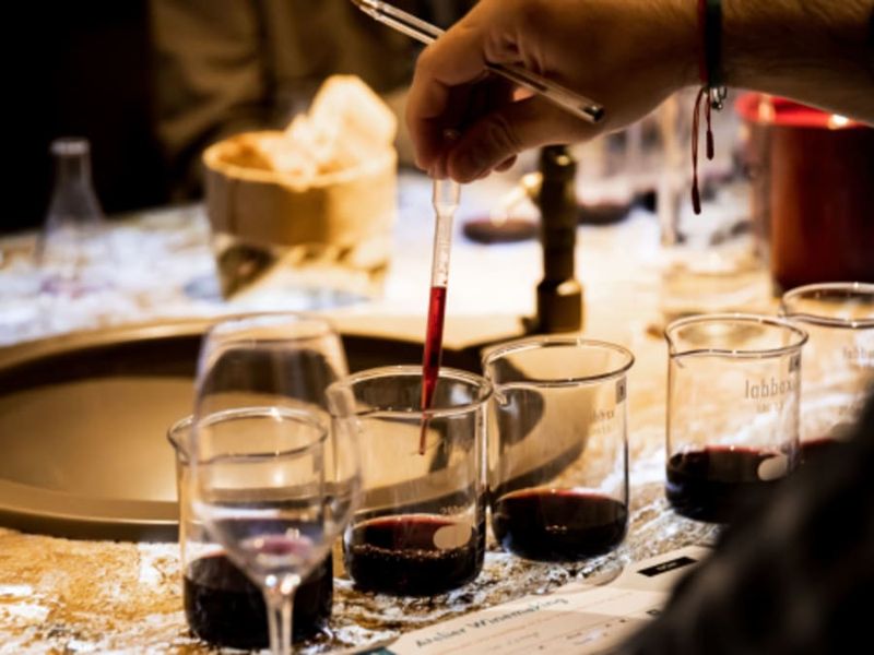 Billet "Créer son propre vin" aux Caves du Louvre, Paris (en anglais)