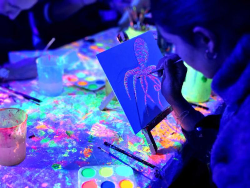 Billet Atelier peinture fluorescente dans le noir à Lyon (69)