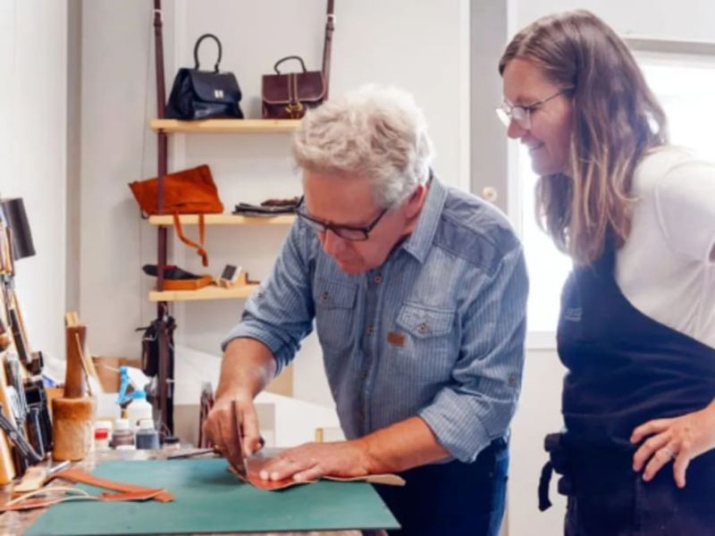 Billet Atelier fabrication d'une pochette en cuir près d'Annecy (74)