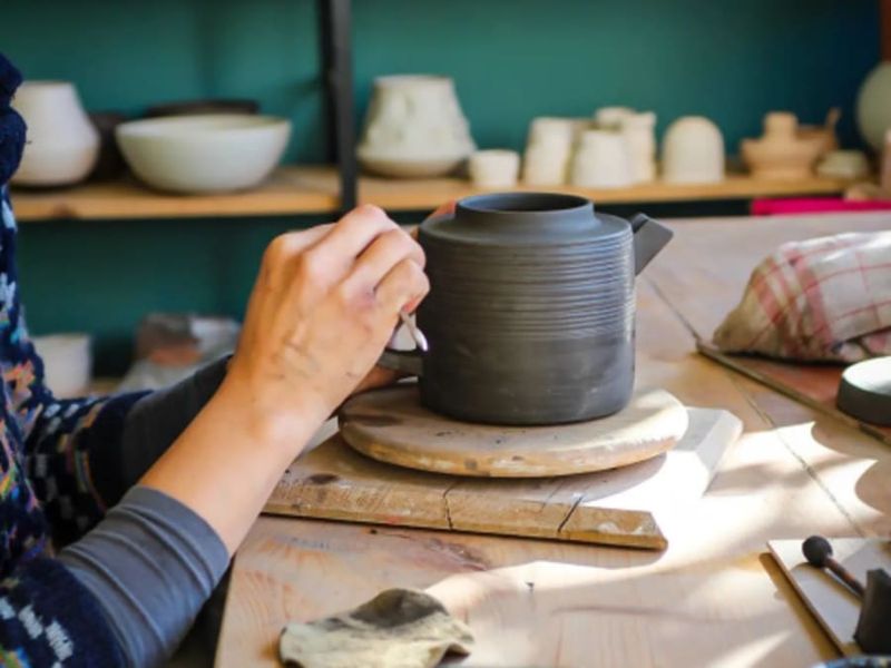 Billet Atelier fabrication de théière en céramique à Salavre (01)