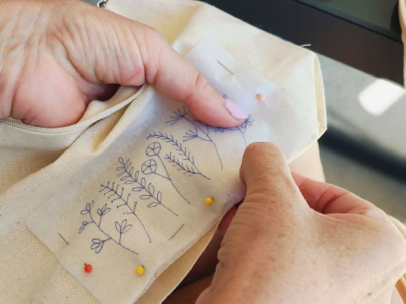 Billet Atelier broderie sur pochon à Luchapt (86)