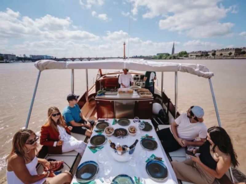Billet Visite guidée & brunch privé sur un bateau à Bordeaux (33)