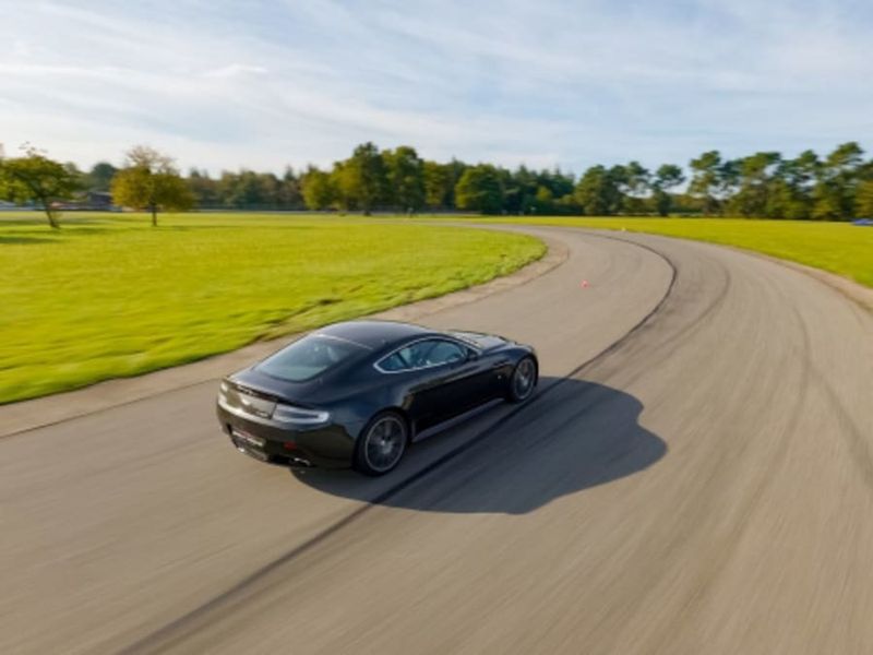 Billet Stage de pilotage Aston Martin V8 Vantage 2 à Pont-l'Evêque (14)