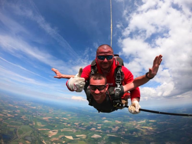 Billet Saut en parachute en tandem à Chéu Saint-Florentin (89)