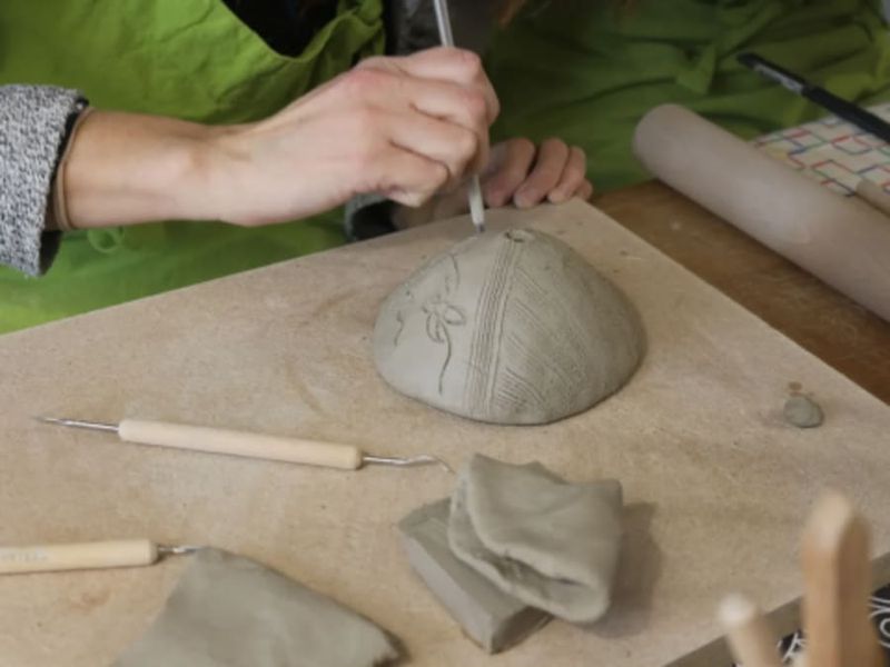 Billet Atelier modelage d'un Oya en argile blanche à Tours (37)