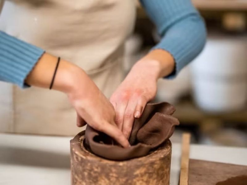 Billet Atelier céramique modelage d'un mug près de Tours (37)