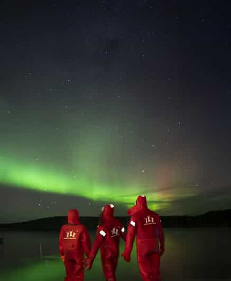 Billet Rovaniemi : Flottement de glace dans un lac de forêt avec des aurores boréales