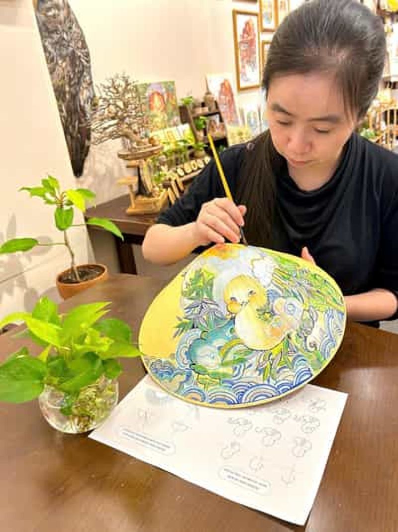 Billet Hô Chi Minh-Ville : atelier de peinture et de personnalisation de chapeau conique vietnamien