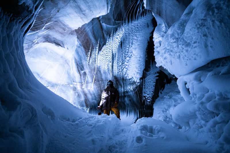 Billet Svalbard : aventure privée en motoneige dans une grotte de glace