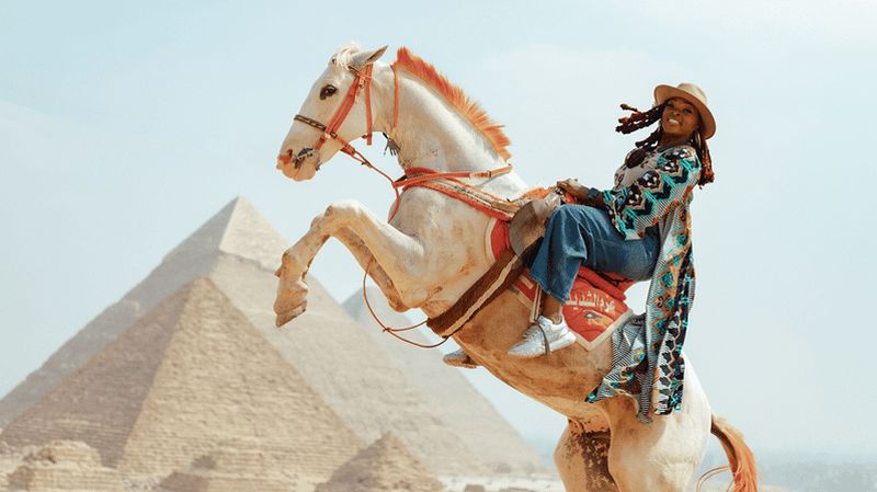 Billet Au départ du Caire : Balade à dos à chameau ou à cheval autour des pyramides de Gizeh.