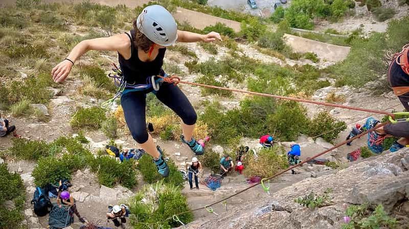 Billet Grenade : cours d'assurage dans une falaise d'escalade