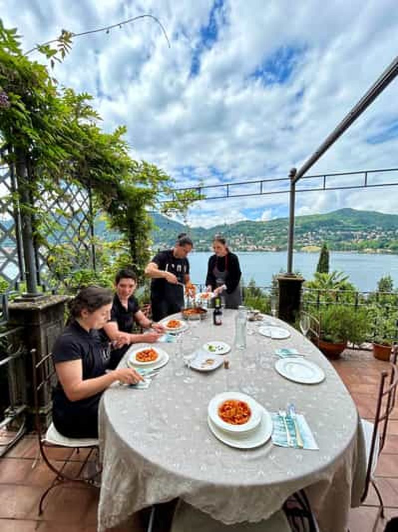 Billet Cours de cuisine « Pâtes faites maison et tiramisu » + vue imprenable sur le lac